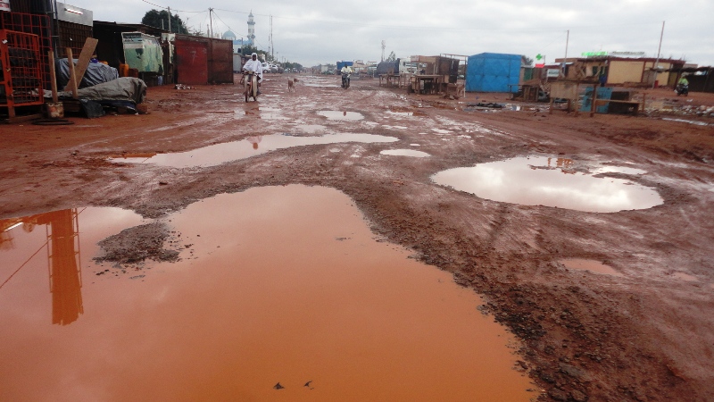 Une grande rue de Ouaga, dans le quartier Karpaala, le 11 juillet 2013  (Ph : Zatibagnan)